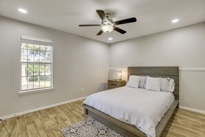 3 bedrooms, desk, iron/ironing board, Internet - 14 Mi to NRG Stadium! Comfortable 3BR, 2BA Home (Houston)