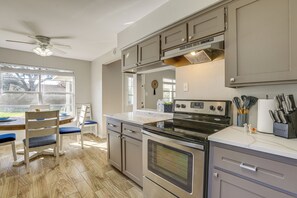 Fridge, microwave, stovetop, dishwasher - 14 Mi to NRG Stadium! Comfortable 3BR, 2BA Home (Houston)