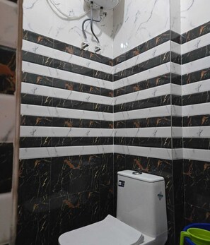 Habitación doble | Baño | Ducha, artículos de higiene personal gratuitos y toallas