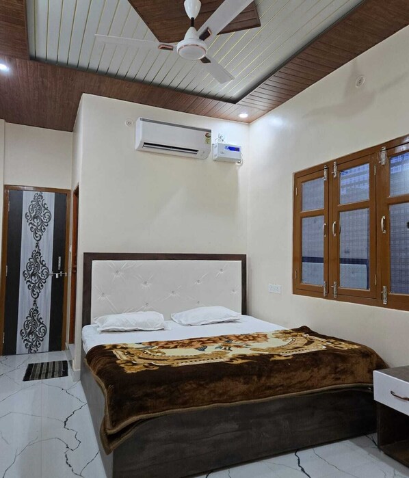 Escritorio, espacio para trabajar con un portátil, wifi gratis