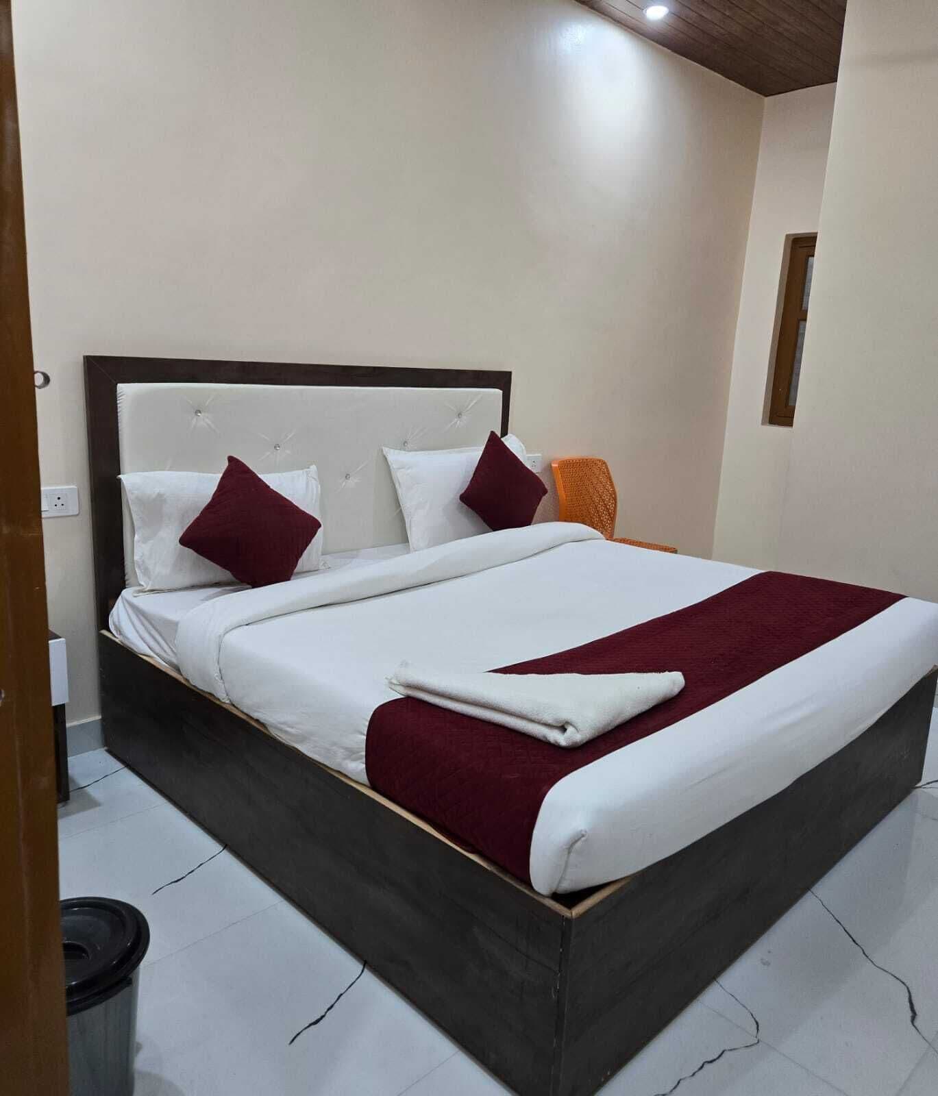 Escritorio, espacio para trabajar con laptop y wifi gratis 