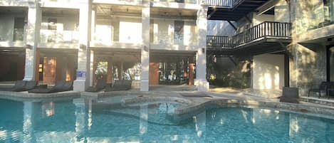 Departamento, 1 habitación, balcón, vista al jardín | Alberca | Alberca al aire libre