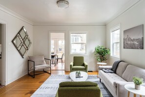 TV - Quiet Room + Great Location Near UW (Seattle)