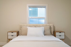 WiFi, bed sheets - Quiet Room + Great Location Near UW (Seattle)