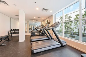 Fitness facility - Cozy 1-bedroom apartment with AC in wonderful Dubai (Dubai)