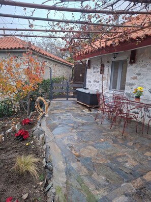 Outdoor dining - Brilliant 1-bedroom apartment with AC in charming Manikia (Manikia)
