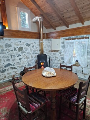 Dining - Brilliant 1-bedroom apartment with AC in charming Manikia (Manikia)