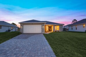 Exterior - Waterfront Getaway - Fish from Backyard Canal (Cape Coral)