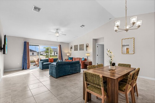 Waterfront Getaway - Fish from Backyard Canal