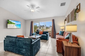 Living area - Waterfront Getaway - Fish from Backyard Canal (Cape Coral)