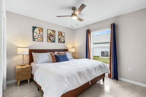 4 bedrooms, iron/ironing board, WiFi, bed sheets - Waterfront Getaway - Fish from Backyard Canal (Cape Coral)