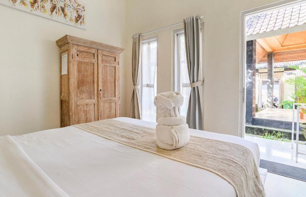 Standard Room, Patio | Desk