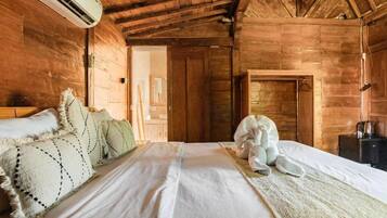 Quarto luxo, vista para a piscina | Banheiro | Chuveiro, chuveiro com efeito de chuva, produtos de toalete grátis