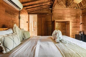 Chambre Deluxe, vue piscine | Salle de bain | Douche, douche à « effet pluie », articles de toilette gratuits