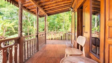 Quarto luxo, vista para a piscina | Vista do quarto