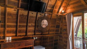 Quarto superior, varanda, vista para a piscina | Escrivaninha