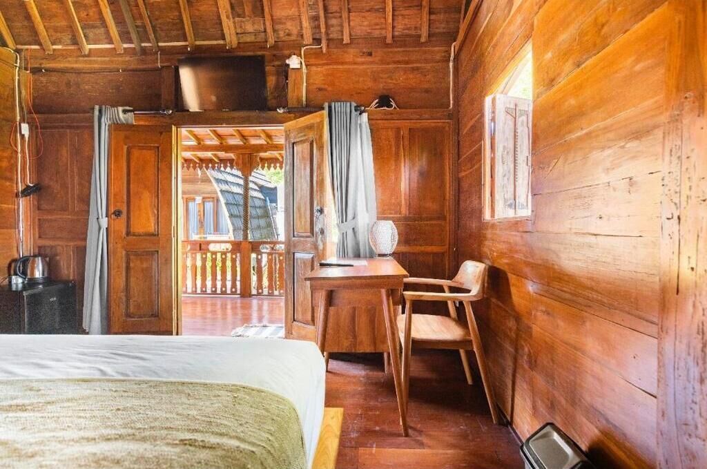 Deluxe Room, Pool View | Desk