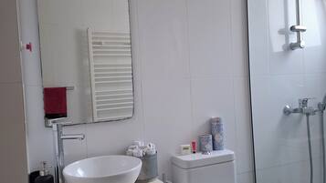 Dusj, hårføner, bidé og håndklær