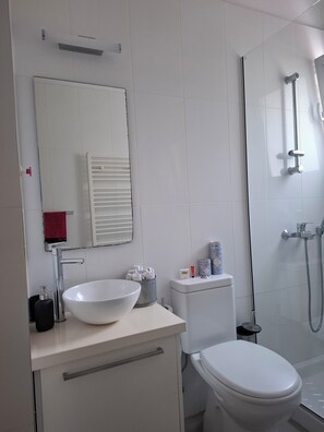 Shower, hair dryer, bidet, towels - The studio offers cleanliness, peace and comfort, for a pleasant, relaxing stay! (Pafos)