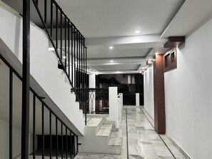 Coin salon dans le hall