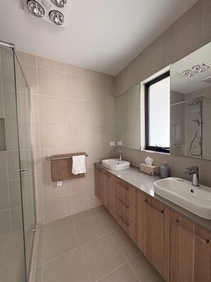 Shower, hair dryer, towels, soap - Urban Island Escape in Cowes | Brand New Home Sleeping Up to 14 (Cowes)