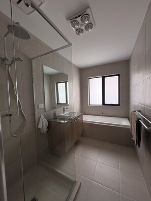 Douche, sèche-cheveux, serviettes fournies, savon