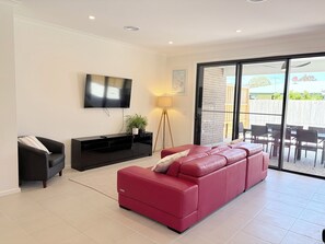 Smart TV - Urban Island Escape in Cowes | Brand New Home Sleeping Up to 14 (Cowes)