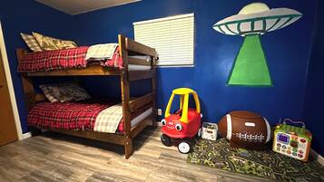 3 bedrooms, desk, free WiFi, bed sheets