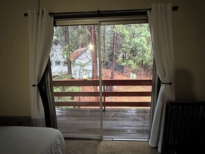 3 bedrooms, desk, free WiFi, bed sheets - Cozy Mountain A-Frame with Large Windows & Forest Views (Pioneer)