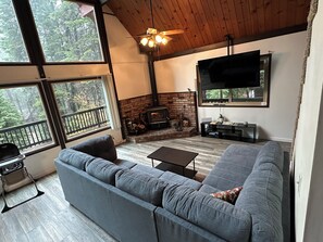 Smart TV, fireplace - Cozy Mountain A-Frame with Large Windows & Forest Views (Pioneer)