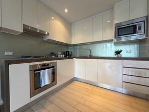 Microwave, oven, dishwasher, electric kettle - Resort-Style 2BR in Zetland Near CBD (Zetland)