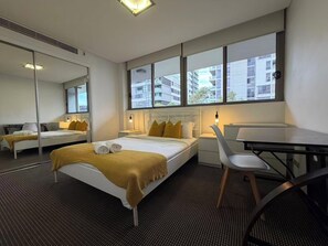 2 bedrooms, iron/ironing board, free WiFi, bed sheets - Resort-Style 2BR in Zetland Near CBD (Zetland)