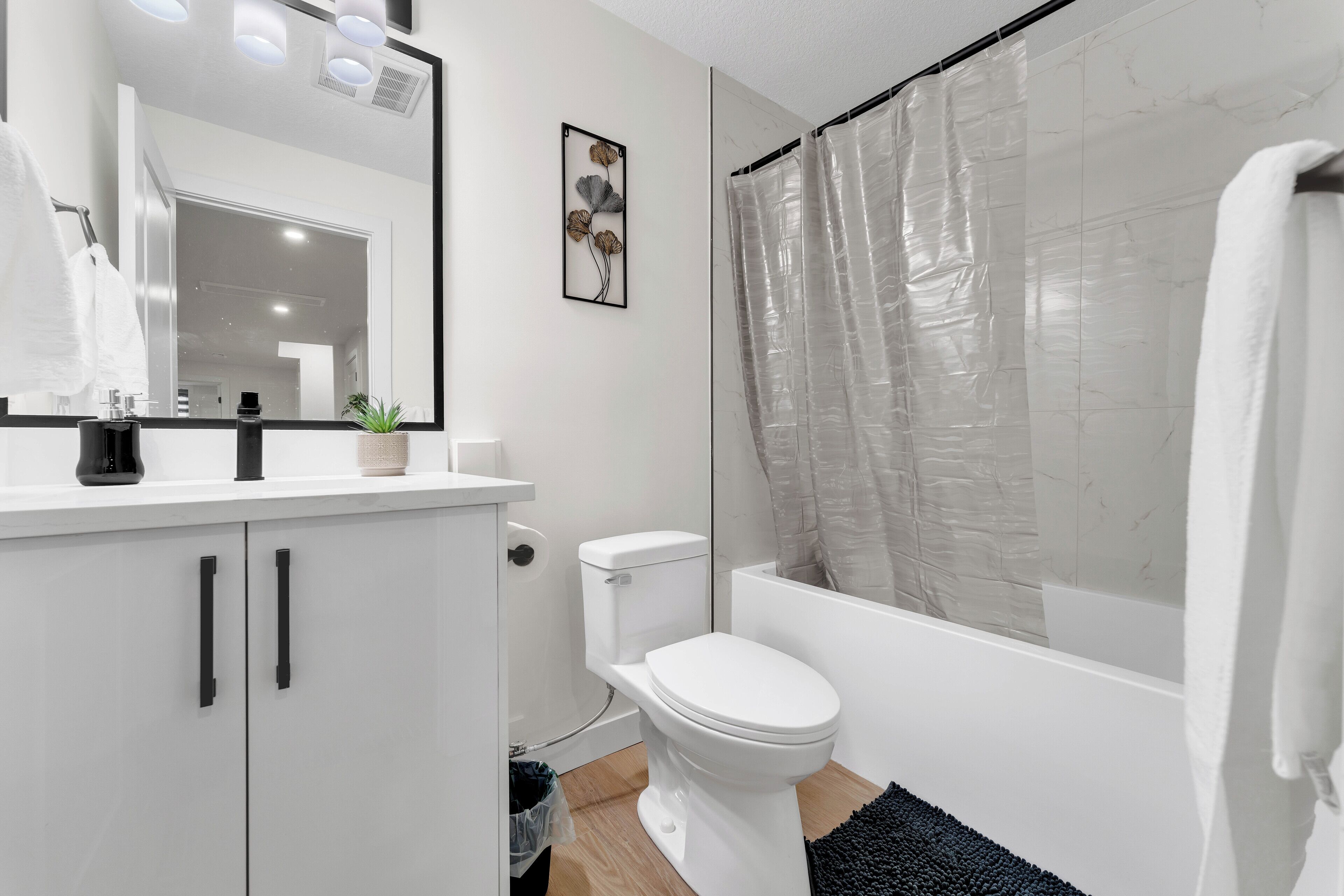 Een haardroger, handdoeken, zeep, toiletpapier