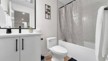 Een haardroger, handdoeken, zeep, toiletpapier