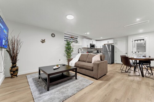 2 bedroom suite with 3 beds, close to Amenities and Airport