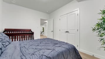 2 bedrooms, iron/ironing board, WiFi