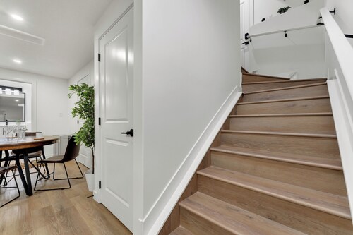 2 bedroom suite with 3 beds, close to Amenities and Airport