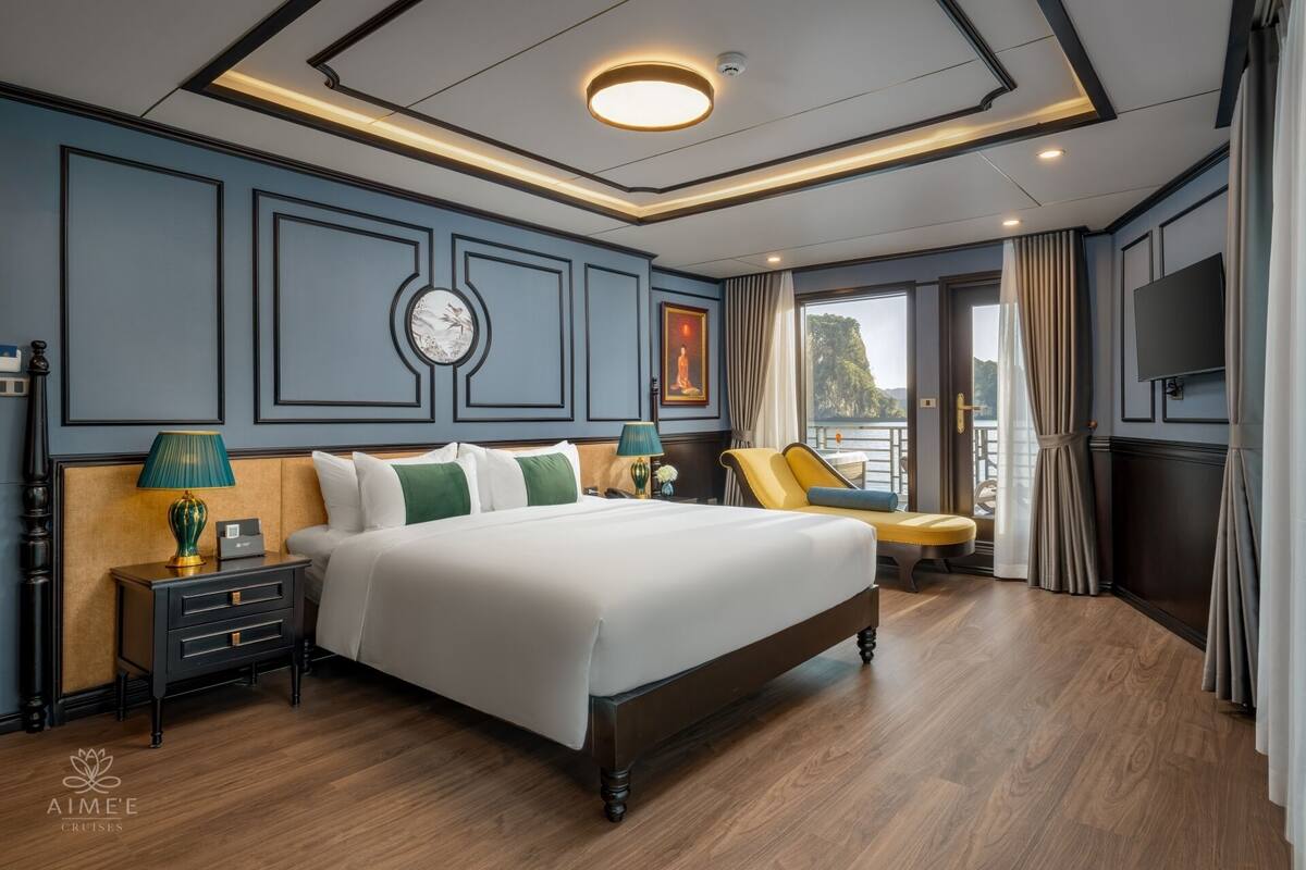 Phòng Royal, ban công, quang cảnh biển | Bàn, màn/rèm cản sáng, phòng cách âm, bàn ủi/dụng cụ ủi quần áo 