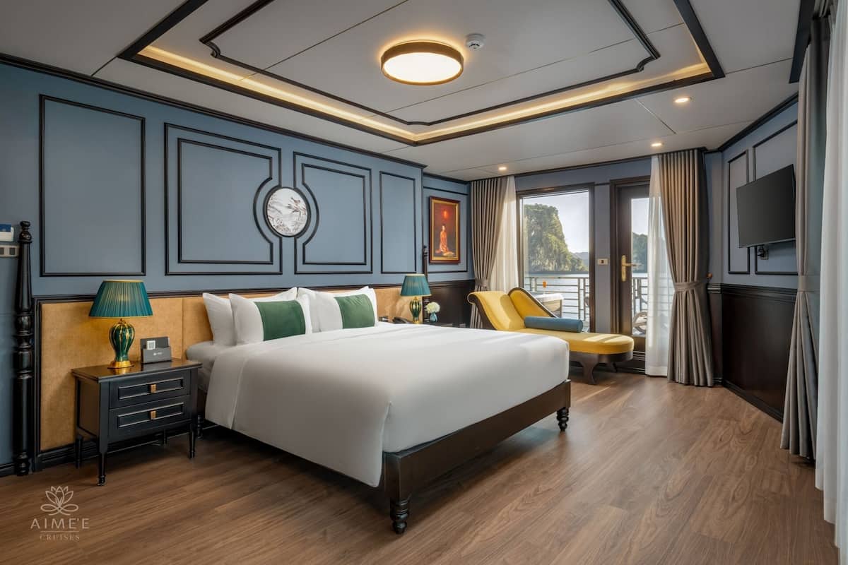 Royal Room, Balcony, Ocean View | Desk, blackout curtains, soundproofing, iron/ironing board