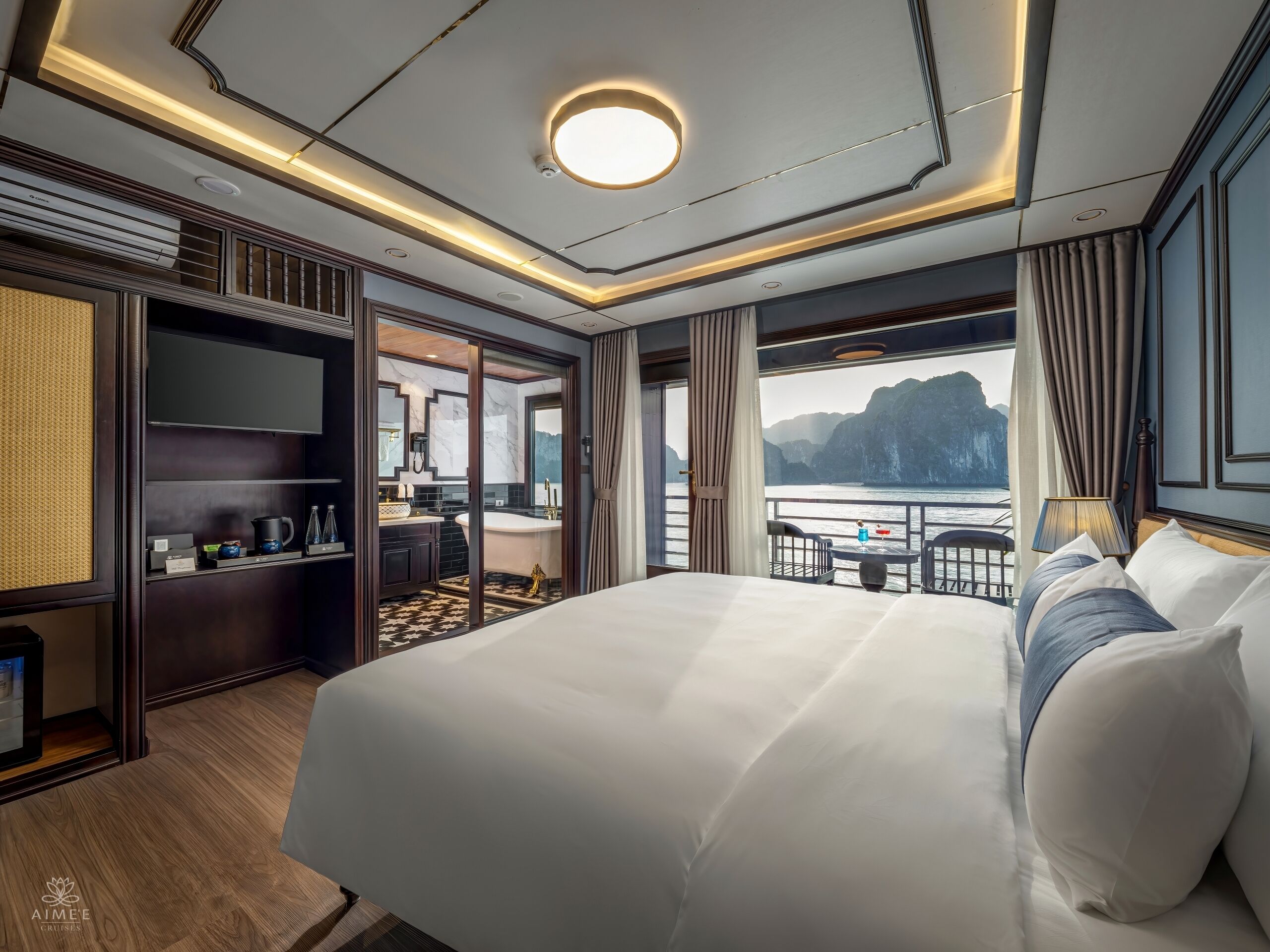 Escritorio, cortinas blackout y sistema de insonorización 