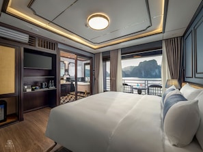 Premier Room, Balcony, Ocean View | Desk, blackout curtains, soundproofing, iron/ironing board - Aime'e Luxury Cruise (Ha Long)