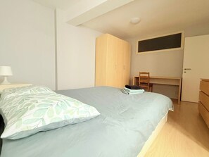 A bedroom with a bed, a desk, a chair, and a wardrobe. - Stay in the Heart of Brussels – Steps from Grand Place & Manneken Pis (Brussels)