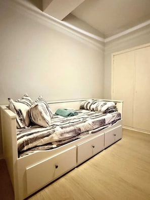 2 bedrooms, iron/ironing board, WiFi, bed sheets