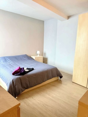 2 habitaciones, tabla de planchar con plancha, wifi y ropa de cama 