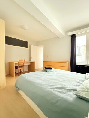 A bedroom with a bed, a desk, and a chair. - Stay in the Heart of Brussels – Steps from Grand Place & Manneken Pis (Brussels)