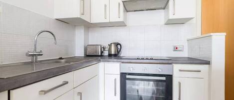 Kjøleskap, mikrobølgeovn, ovn og kokeplater