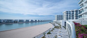 Stunning Beachfront Studio in Blue Bay Walk