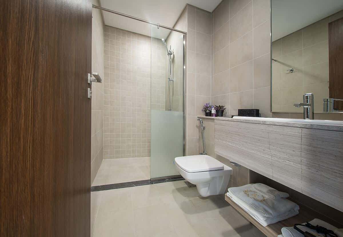 Shower, free toiletries, hair dryer, shampoo
