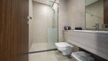 Shower, free toiletries, hair dryer, shampoo