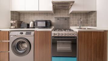 Réfrigérateur, micro-ondes, four, cafetière/bouilloire